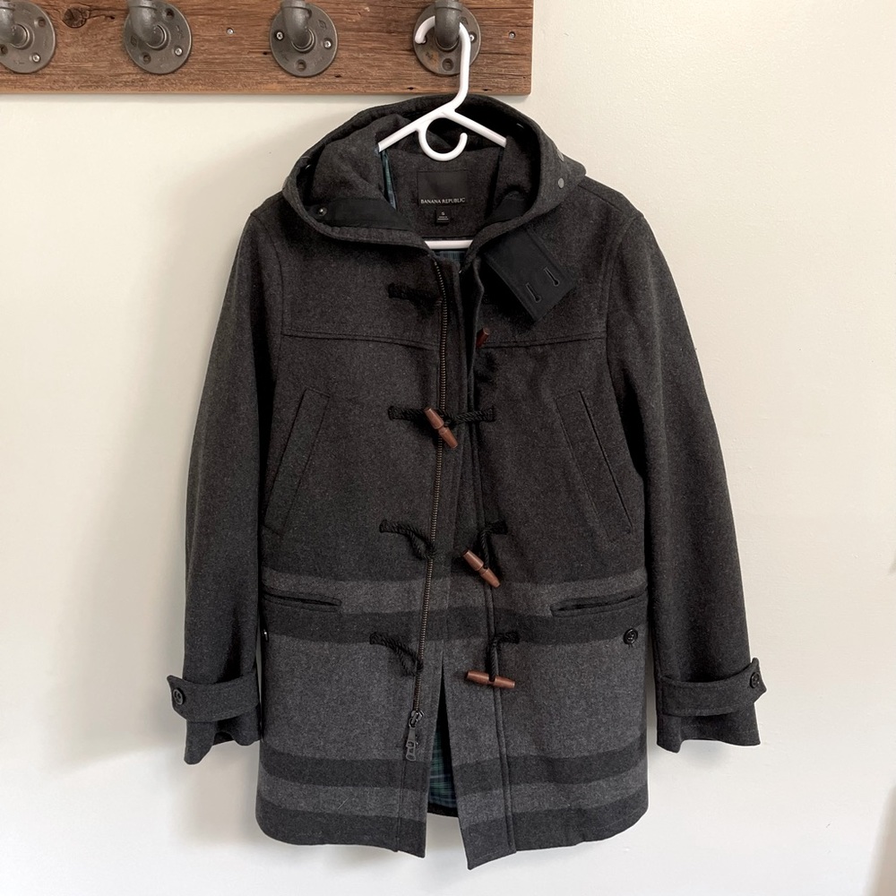 Handsome men’s wool-blend BANANA REPUBLIC coat w/ zipper, wood toggles, & hood!